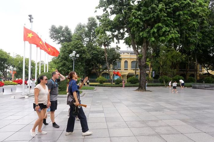 Hà Nội những ngày Quốc khánh không chỉ là điểm đến của người dân Việt Nam, mà còn trở thành nơi để bạn bè quốc tế cảm nhận trọn vẹn không khí tự hào, thân thiện và mến khách của Thủ đô