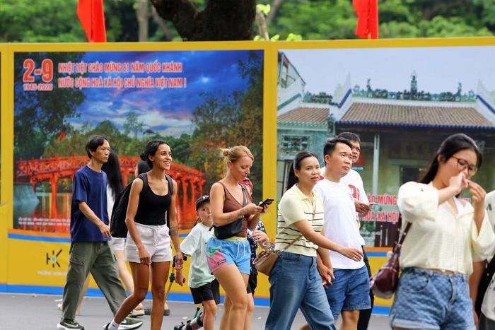 Hình ảnh du khách quốc tế cùng người dân Việt Nam tạo nên bức tranh đa sắc màu tại Hồ Gươm trong những ngày Quốc khánh