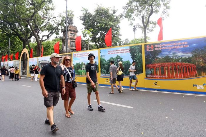 Du khách quốc tế thích thú dạo bước quanh Hồ Gươm trong không khí rộn ràng của những ngày Hà Nội chào mừng Quốc khánh 2/9
