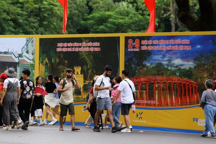Những pano giới thiệu cảnh đẹp, di tích, di sản của Hà Nội được trang trí quanh Hồ Gươm, thu hút du khách tham quan, chiêm ngưỡng khi đi qua