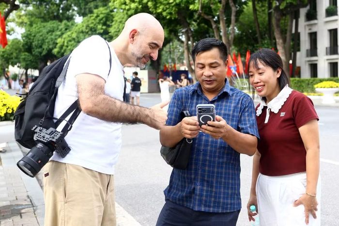 Những bức ảnh vừa chụp trở thành câu chuyện kết nối du khách quốc tế với hai người bạn Việt Nam giữa không khí rộn ràng của ngày Quốc khánh
