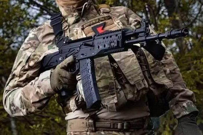Dự án nghiên cứu chế tạo súng trường tấn công AK-12+ được phát triển dưới sự giám sát của Phó Thủ tướng kiêm Đặc phái viên của Tổng thống Nga tại Khu vực Liên bang Viễn Đông - ông Yuri Trutnev.