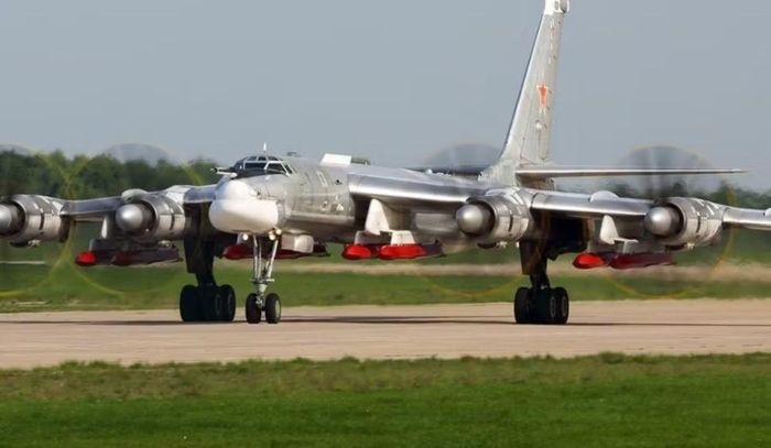 Tuy nhiên, Liên Xô lựa chọn một hướng khác cho oanh tạc cơ chiến lược tầm xa. Tu-95 sử dụng 4 động cơ tuốc bin cánh quạt NK-12 với các cặp cánh quạt đồng trục quay ngược chiều.