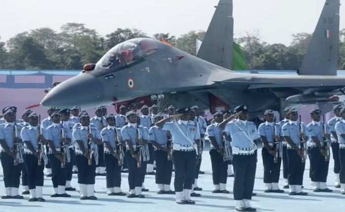 Khi Ấn Độ quyết định mua Su-30, New Delhi không muốn chỉ tiếp nhận một mẫu tiêm kích có sẵn trong danh mục xuất khẩu của Nga.