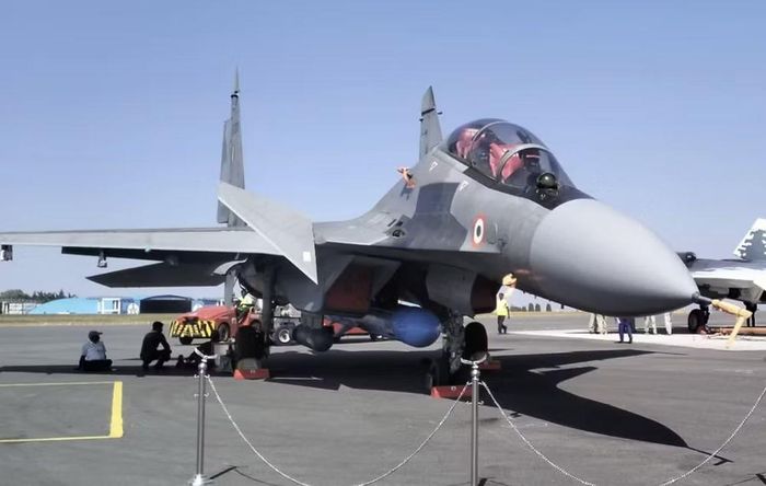 Một trong những thay đổi dễ nhận thấy nhất là 2 cánh mũi canard phía trước cánh chính. Su-30MKI cũng sử dụng động cơ AL-31FP với vòi phun điều khiển vector lực đẩy.