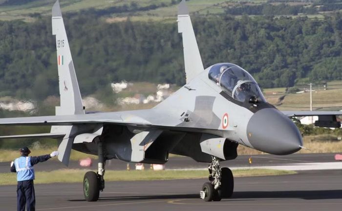 Nhưng thay đổi quan trọng hơn nằm bên trong. Su-30MKI sử dụng radar N011M Bars, thuộc loại PESA, cùng một tổ hợp điện tử có nguồn gốc từ nhiều quốc gia.
