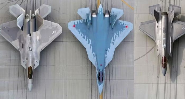 Một trong những điểm dễ nhận thấy là hình dáng thân và các bề mặt khí động của Su-57 có nhiều đường nét phức tạp hơn F-22. Điều này không đồng nghĩa Nga bỏ qua tàng hình. Nó cho thấy các nhà thiết kế phải cân bằng giữa nhiều yêu cầu khác nhau.