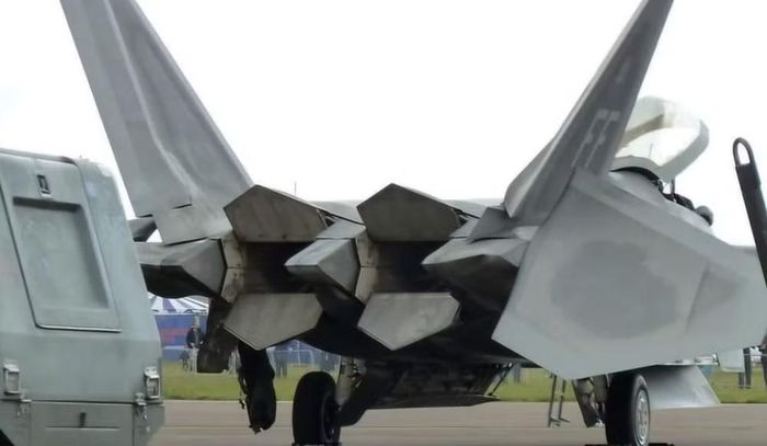Hình dáng F-22 vì thế thể hiện rất rõ tư duy giảm dấu hiệu radar. Các cạnh và bề mặt được bố trí với mức độ đồng nhất cao, cửa hút khí và khoang vũ khí được tích hợp vào thân, trong khi nhiều chi tiết được xử lý để hạn chế phản xạ radar trực tiếp về phía nguồn phát.