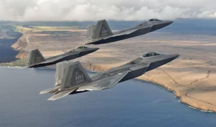 Trong khi đó, F-22 sử dụng động cơ có vector lực đẩy 2 chiều, nhưng thiết kế tổng thể vẫn đặt trọng tâm rất lớn vào hiệu suất bay kết hợp với tàng hình. Su-57 sử dụng hệ thống vector lực đẩy theo hướng khác và có thiết kế khí động phục vụ khả năng cơ động ở góc tấn lớn.