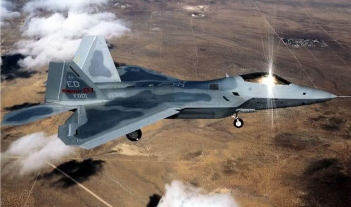 Trong khi đó, F-22 sử dụng động cơ có vector lực đẩy 2 chiều, nhưng thiết kế tổng thể vẫn đặt trọng tâm rất lớn vào hiệu suất bay kết hợp với tàng hình. Su-57 sử dụng hệ thống vector lực đẩy theo hướng khác và có thiết kế khí động phục vụ khả năng cơ động ở góc tấn lớn.