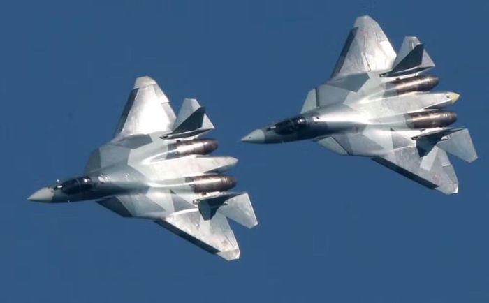 Su-57 được phát triển dựa trên kinh nghiệm lâu dài của Sukhoi với các dòng Su-27, Su-30 và Su-35. Khả năng cơ động cao vẫn là một đặc điểm quan trọng.