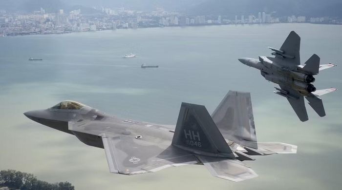 Một khác biệt quan trọng khác nằm ở cảm biến. F-22 được thiết kế xung quanh radar AN/APG-77 và hệ thống cảm biến của Mỹ. Su-57 sử dụng hệ thống radar N036 Byelka với nhiều anten được bố trí ở các vị trí khác nhau trên thân máy bay, cùng hệ thống tìm kiếm và theo dõi hồng ngoại.