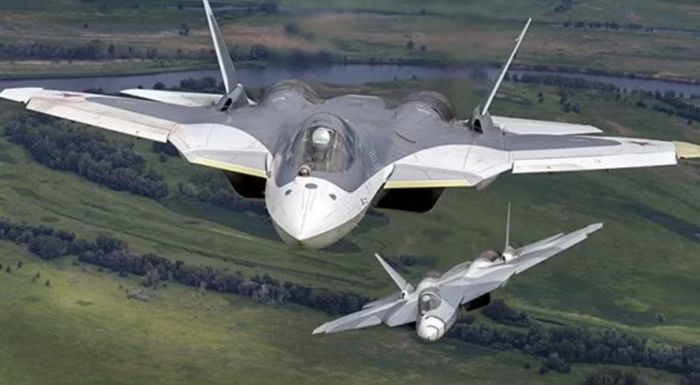 Su-57 cũng theo đuổi tàng hình nhưng có cách tiếp cận khác. Máy bay vẫn sử dụng khoang vũ khí bên trong và nhiều giải pháp giảm diện tích phản xạ radar, nhưng thiết kế đồng thời nhấn mạnh khả năng cơ động, tốc độ, tầm hoạt động và hệ thống cảm biến đa dạng.