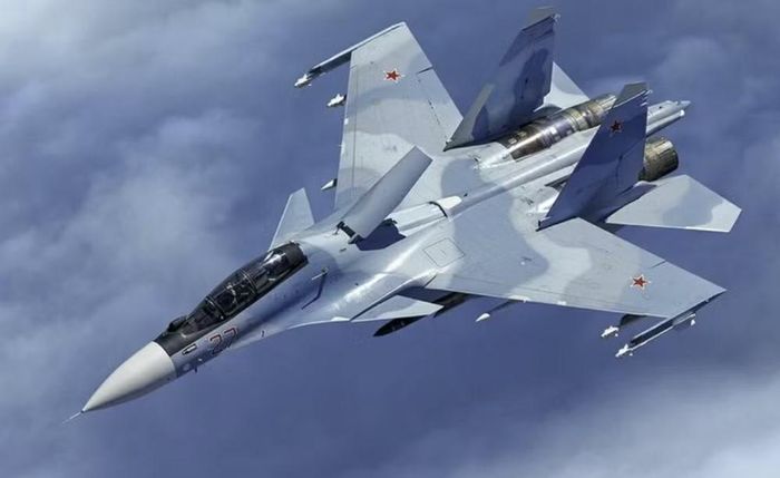 Một trong những lợi thế lớn của thân máy bay Sukhoi là khả năng chứa nhiên liệu. Khi nhiệm vụ kéo dài và phạm vi hoạt động được đặt lên cao hơn, nhiên liệu trở thành yếu tố quyết định kích thước máy bay.