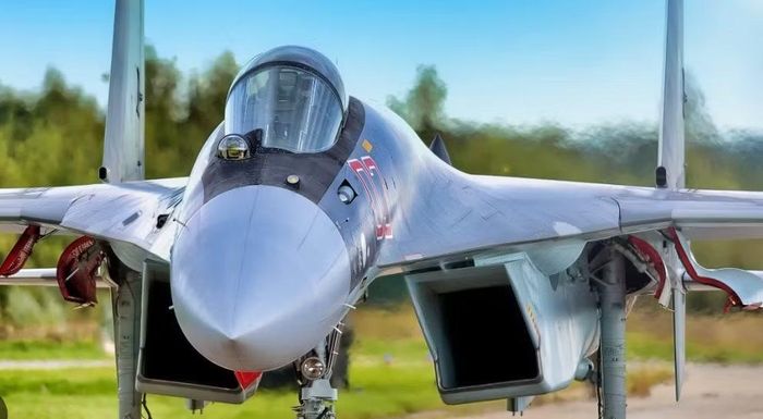 Đây là một xu hướng chung của tiêm kích hiện đại: radar lớn hơn, cảm biến nhiều hơn, máy tính mạnh hơn và hệ thống tác chiến điện tử phức tạp hơn đều khiến yêu cầu về không gian và năng lượng tăng lên.