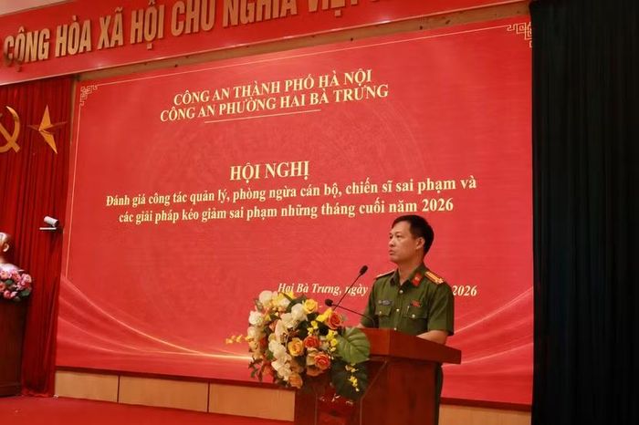 Trung tá Bùi Thế Anh, Trưởng Công an phường phát biểu tại hội nghị