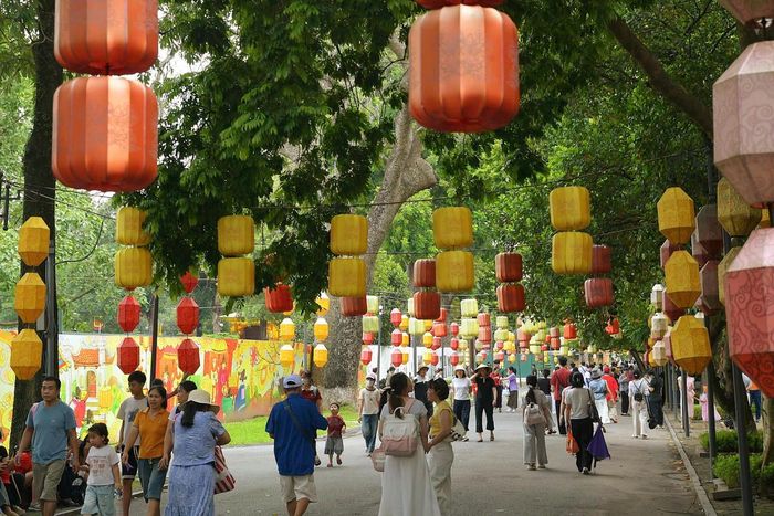 Du khách tham quan, khám phá các không gian kiến trúc và dấu tích lịch sử tại Hoàng thành Thăng Long.