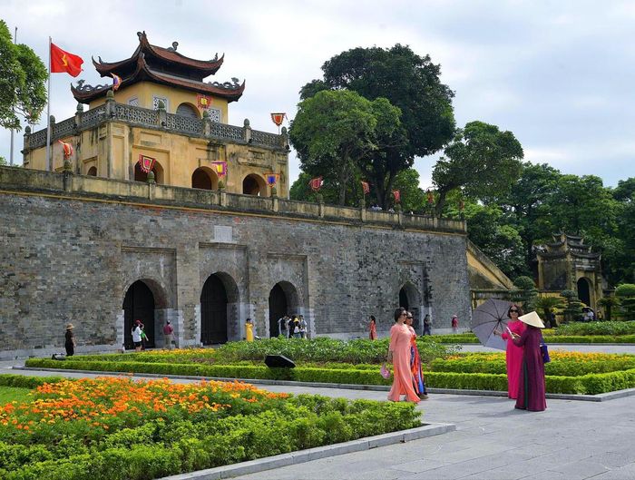 Hoàng thành Thăng Long - di sản lưu giữ những lớp trầm tích lịch sử của kinh đô Thăng Long xưa - tiếp tục là điểm đến thu hút đông người dân và du khách.