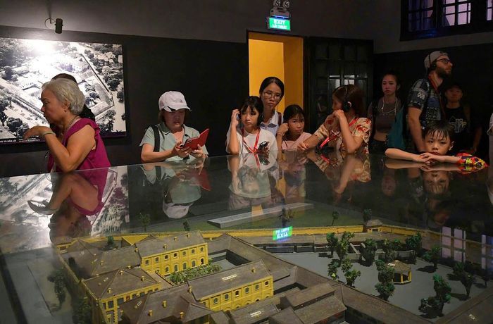 Không gian trưng bày tại Di tích Nhà tù Hỏa Lò thu hút đông người trẻ đến tham quan, tìm hiểu lịch sử trong dịp Quốc khánh.
