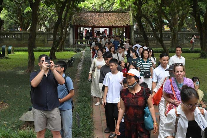 Không gian cổ kính của Văn Miếu - Quốc Tử Giám thu hút đông người dân và du khách trong những ngày nghỉ lễ.