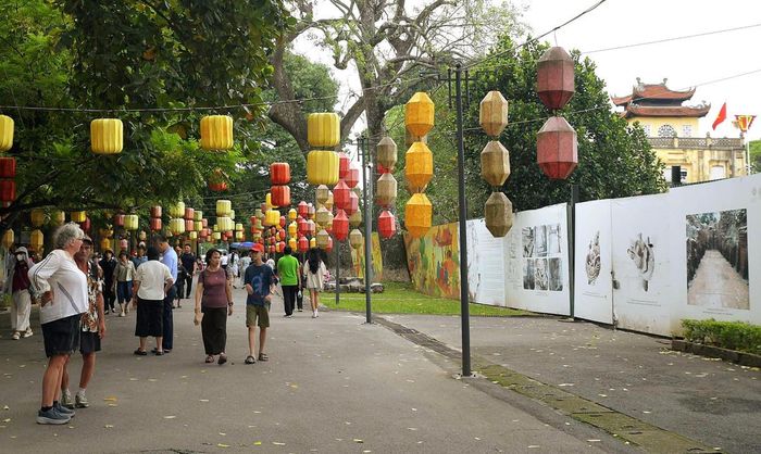 Không khí tham quan nhộn nhịp tại Hoàng thành Thăng Long cho thấy sức hút của các điểm đến di sản trong dịp nghỉ lễ.