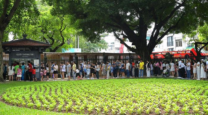 Dòng người xếp hàng chờ mua vé tham quan Văn Miếu - Quốc Tử Giám.
