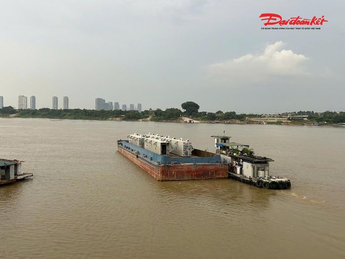 Để phục vụ quá trình lắp dựng, những đốt dầm đầu tiên đã được lai dắt về công trường bằng đường thủy. Tổng cộng 26.275 tấn thép kết cấu phục vụ cầu chính hiện được gia công tại 10 nhà máy trên cả nước.
