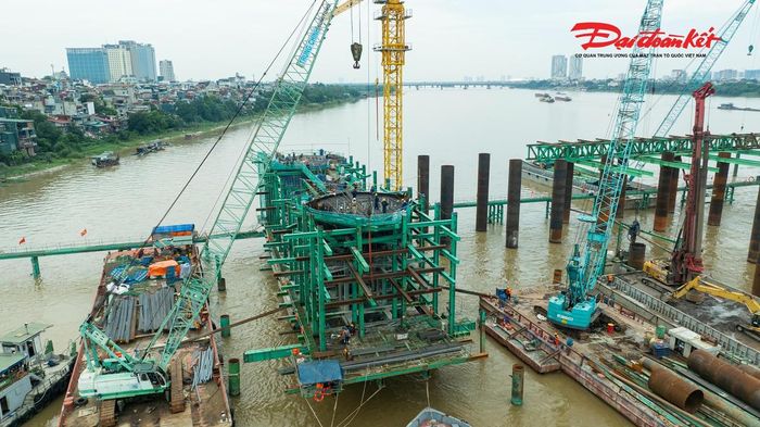 “Nhờ tinh thần làm việc kỷ luật của đội ngũ công nhân, kỹ sư, luôn bám công trường ngày đêm, sẵn sàng vượt qua khó khăn của thời tiết cũng như áp lực về tiến độ, chúng tôi mới cán mốc thi công hôm nay. Đó còn là sự tổng hòa trong cách tổ chức thi công, phối hợp chặt chẽ giữa các đơn vị và giải pháp công nghệ tối ưu”, ông Trần Trọng Huy, Phó Giám đốc Ban Dự án Đầu tư Xây dựng cho hay.