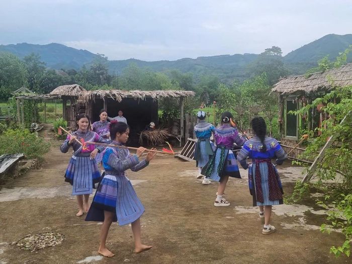 Những cô gái dân tộc Mông múa, hát. Ảnh: N.H.