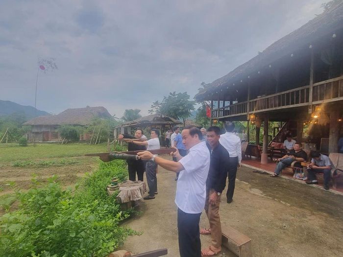 Du khách được tập bắn nỏ. Ảnh: N.H.