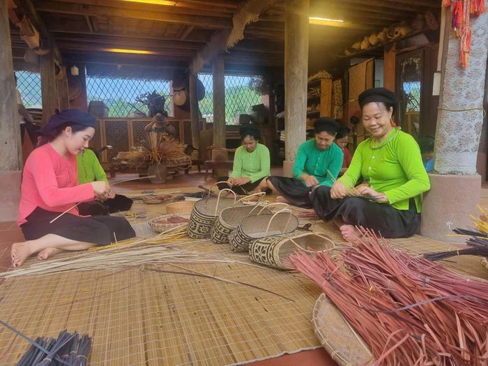 Khi đến đây, du khách được xem, được tham gia vào làm nghề thủ công truyền thống. Ảnh: N.H.