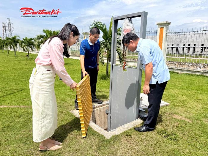 Doanh nghiệp tiến hành lắp đặt thêm tấm chắn ở khu vực cửa thoát nước mặt. Ảnh: Ngọc Anh