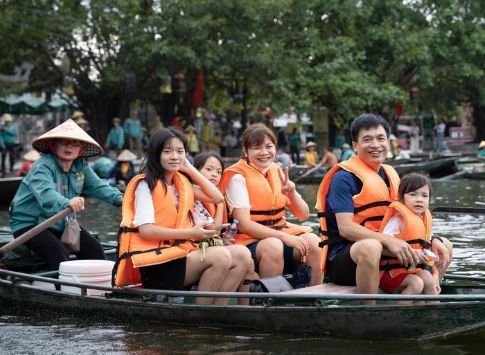 Chị Nguyễn Đỗ Thùy Dương - đại diện truyền thông KDL Tam Cốc - Bích Động cho biết: Trong 4 ngày qua, ước tính có hàng chục nghìn du khách đã về với Tam Cốc - Bích Động. Do có sự chuẩn bị từ sớm, đơn vị đã bố trí đủ nhân viên đón tiếp từ quầy thông tin, bán vé đến lực lượng lái đò. Ảnh: Đình Minh