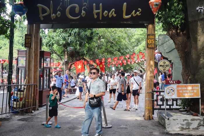 Tại phố cổ Hoa Lư, lượng khách đổ về tham quan dịp nghỉ lễ cũng rất đông. Ảnh: Đình Minh