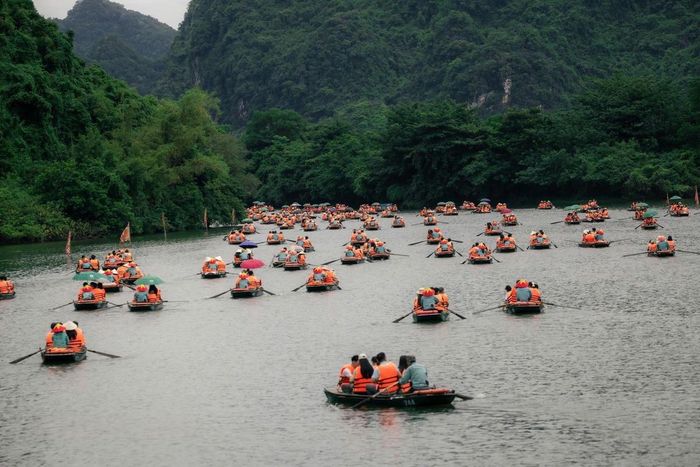  Để du khách có trải nghiệm tốt nhất, Ban quản lý di sản đã khuyến cáo du khách nên điều chỉnh thời gian tham quan, từ tập trung buổi sáng sang buổi chiều. Quá trình đón khách, BQL đã chủ động bố trí, phân luồng và tăng cường nhân viên chèo đò nên không xảy ra tình trạng ùn tắc, chen lấn. Ảnh: Đình Minh