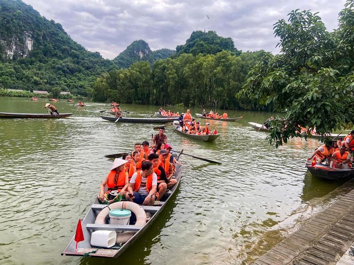 Anh Lê Bảo Thái - đại diện truyền thông KDL Thung Nham cho biết: Chỉ riêng 2 ngày 29 và 30/8, KDL đã đón gần 20.000 lượt khách tới tham quan, trải nghiệm. Toàn bộ phòng nghỉ trong khu du lịch đã được du khách đặt kín đến hết ngày 2/9. Ảnh: Đình Minh
