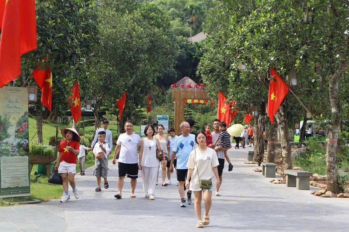 Nhằm tạo không gian phù hợp tinh thần ngày lễ, khắp KDL đã được phủ sắc đỏ của cờ Tổ quốc, tạo thêm nhiều điểm dừng chân, để du khách chụp ảnh, check-in. Ảnh: Đình Minh