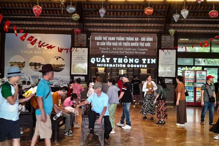 Tại KDL sinh thái Tràng An, ngay từ sáng sớm, có rất đông du khách đã đổ về đây để tham quan. Tại khu vực các quầy bán vé, bến thuyền Tràng An, luôn trong tình trạng tấp nập khách ra vào. Ảnh: Đình Minh