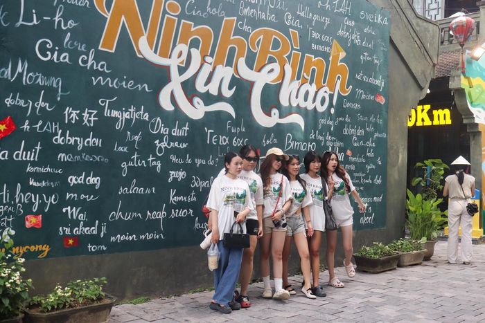 Nhiều đoàn khách đông người lưu lại hình ảnh tại những điểm check-in đặc sắc bên trong phố cổ. Ảnh: Đình Minh