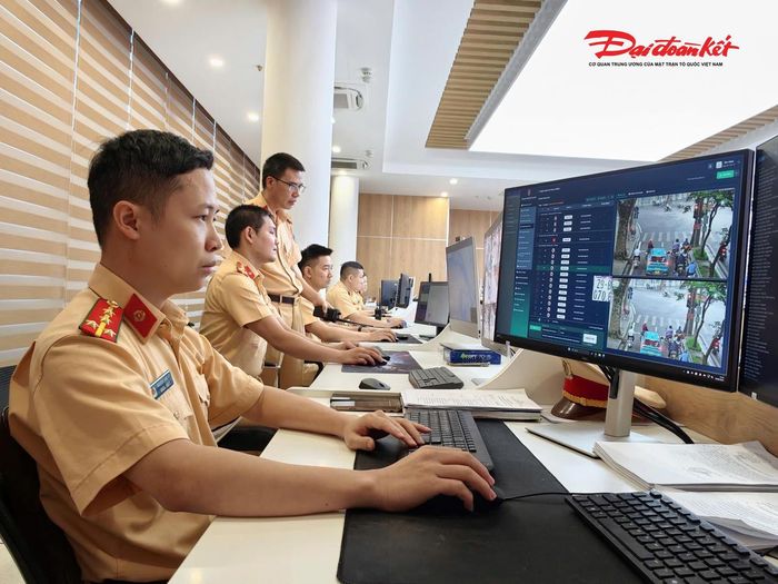 Lực lượng CSGT theo dõi tình hình giao thông, sẵn sàng xử lý các điểm có nguy cơ ùn tắc.