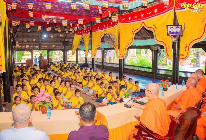 Lễ khai giảng lớp học hè chữ viết Khmer ở Buppharam (xã Hưng Hội, tỉnh Cà Mau) năm 2026. Ảnh: Nguyên Du