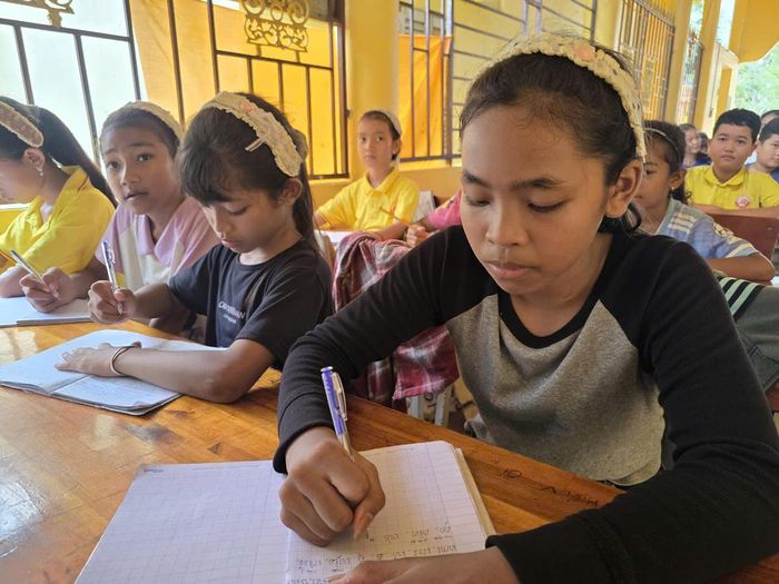 Em Lâm Hiểu Vy, dân tộc Khmer, ngụ ấp Cái Giá, xã Hưng Hội, năm nay chuẩn bị lên lớp 6, đã nhiều năm liên tiếp tham gia lớp học chữ Khmer tại chùa Buppharam. Ảnh: Nguyên Du