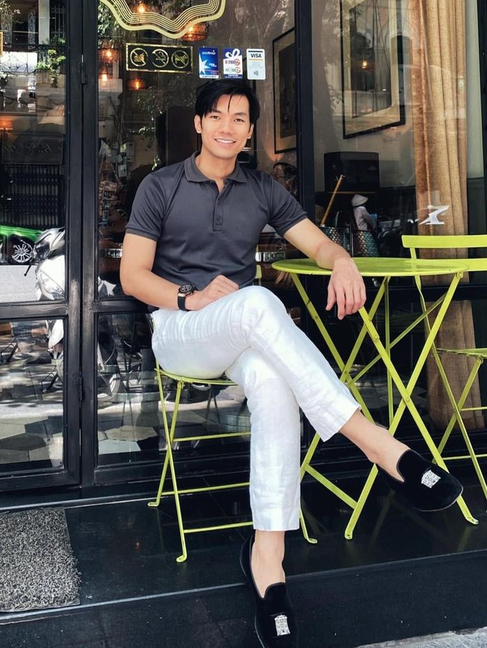 Chính vì vậy, khi Khả Ngân và Nhan Phúc Vinh thông báo sắp kết hôn, nhiều đồng nghiệp, khán giả bày tỏ bất ngờ. Video nam diễn viên đến dự sự kiện ra mắt phim của Khả Ngân đang được chia sẻ lại. Trong quá khứ, Nhan Phúc Vinh vốn là người kín tiếng, hiếm khi vướng tin đồn hẹn hò. Về phía Khả Ngân, có khoảng thời gian cô liên tục bị đồn hẹn hò Thanh Sơn, sau đó họ lên tiếng vào cuối năm 2024, khẳng định chỉ là đồng nghiệp.