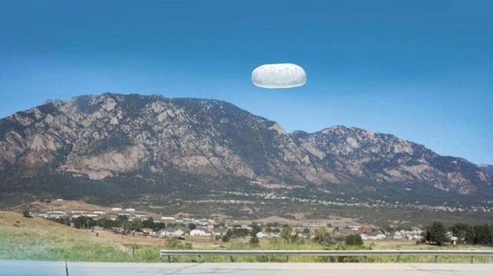  Bức tranh minh họa về sự kiện năm 2022 có khả năng liên quan đến UAP (Hiện tượng dị thuờng không xác định) hình củ khoai tây được ghi nhận gần Colorado Springs, Colorado. Ảnh: Bộ Chiến tranh Mỹ. 