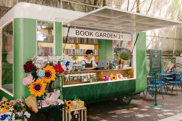 Nằm trong trụ sở mới của Nhà văn hóa Thanh niên TP.HCM, Book Garden 21 phù hợp với những người muốn tìm một nơi thoáng đãng để đọc sách trong ngày nghỉ. Không gian mở với nhiều cây xanh, các khu vực ngồi dưới bóng mát và xe sách tạo cảm giác khác biệt với một thư viện hay quán cà phê thông thường.