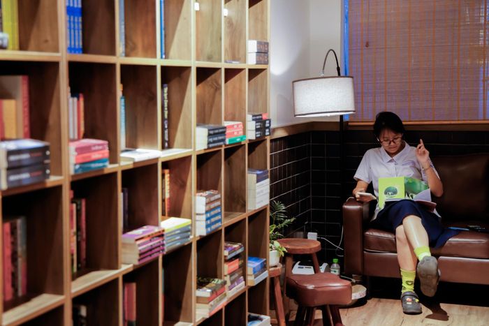Các kệ sách tiếng Anh với nhiều thể loại như văn học, tiểu sử, kinh doanh, kinh tế và triết học. Khu cà phê không quá rộng nhưng yên tĩnh, có khoảng 14 bàn và phục vụ specialty coffee, matcha cùng nhiều loại trà. Với vị trí nằm trong chung cư, tách khỏi sự ồn ào bên ngoài, Pages of Passion mang cảm giác như một điểm dừng chân bí mật cho những ai muốn dành ngày nghỉ để đọc một cuốn sách ngoại văn.