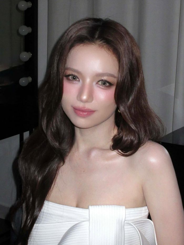  Hạ Anh sinh năm 1995, hoạt động nghệ thuật hơn một thập kỷ. Cô bước vào showbiz sau khi giành giải cao nhất cuộc thi Ngôi sao thời trang 2011, từng làm người mẫu ảnh trước khi chuyển hướng sang diễn xuất. Hạ Anh được khán giả biết đến qua nhiều dự án như Tiệm bánh Hoàng tử bé, Cả một đời ân oán, Đánh cắp giấc mơ, Lưới trời, Lật mặt: 48H… 