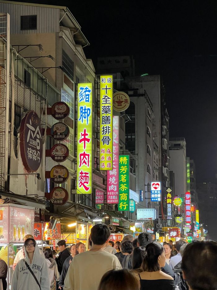 Hiếu tham quan một khu chợ đêm ở Cao Hùng.