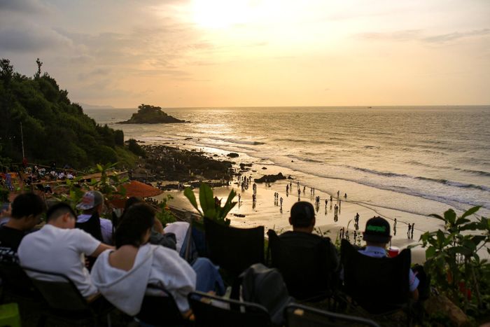 Khu vực này là một dãy đất nhô ra sát biển, nơi có thể ngắm trọn bình minh và cả hoàng hôn ở phía chân trời.