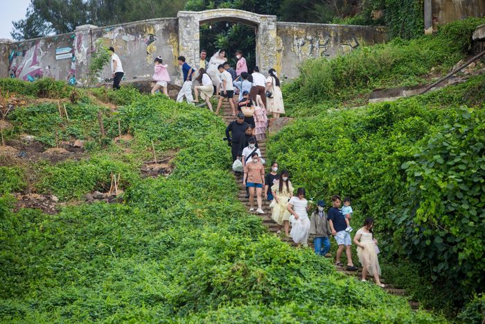 Sau khi đón bình minh từ trên cao, nhiều du khách bắt đầu di chuyển xuống bãi biển bên dưới để chụp ảnh với những ghềnh đá.